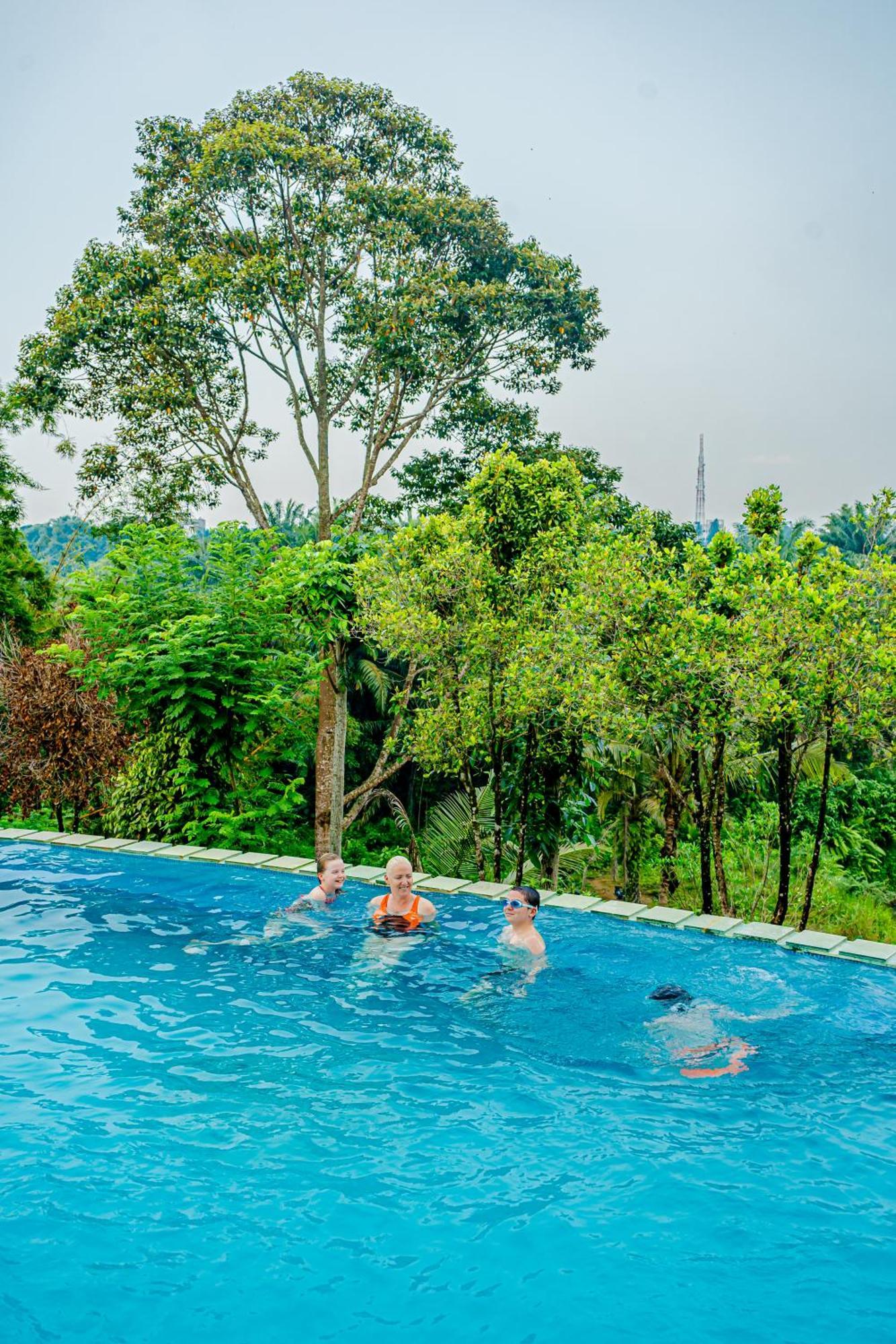 Hotel Deli River And Restaurant Omlandia Medan Exterior photo